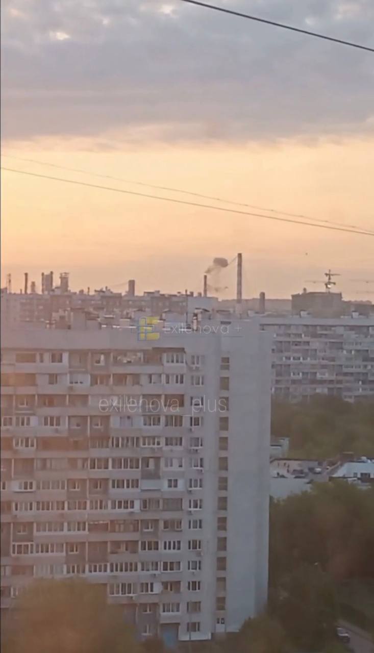 Москва и область – под атакой дронов: сообщают о прилетах по НПЗ, нефтебазе и заводу полупроводников и аэропорту. Фото и видео
