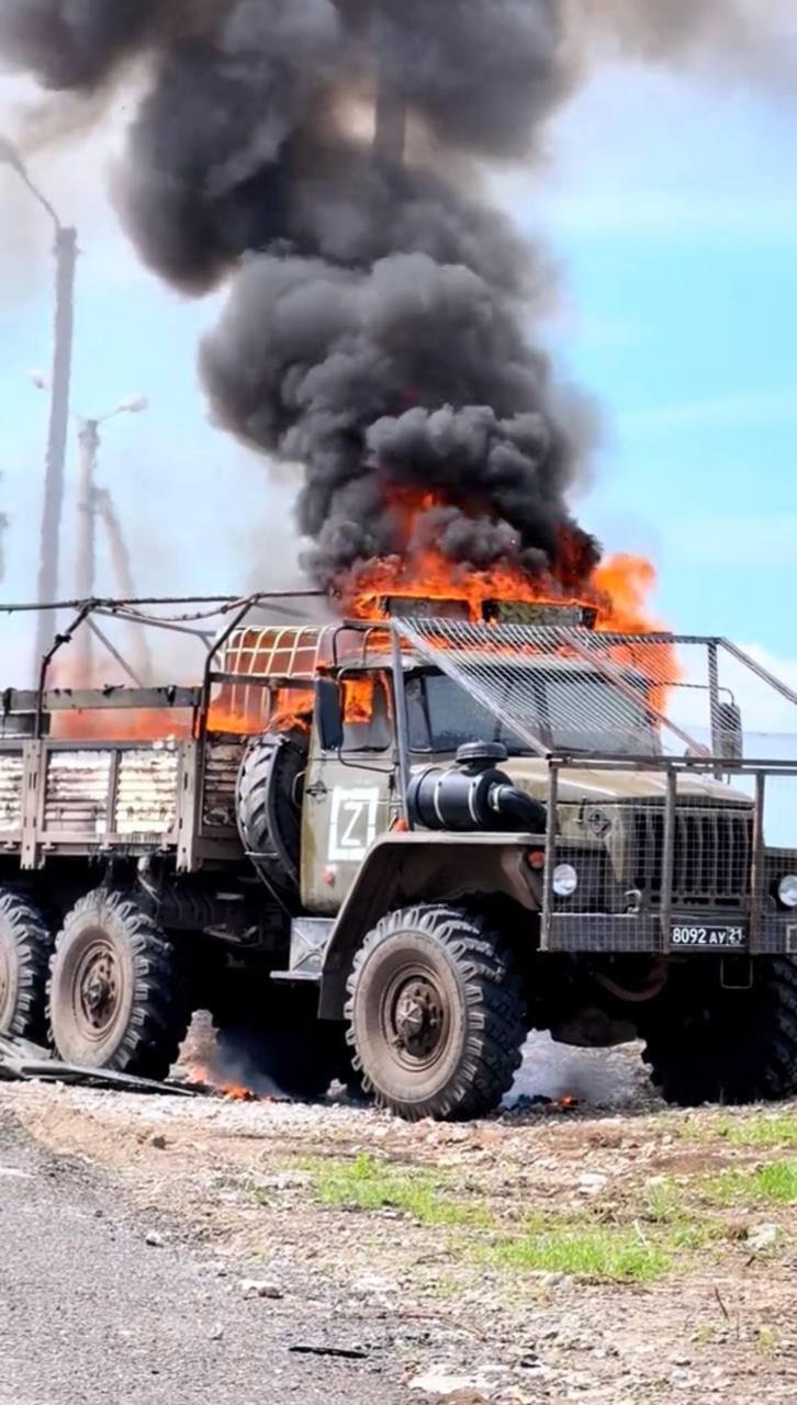 Пылает вражеская военная машина: в сети показали пожар в Авдеевке. Видео
