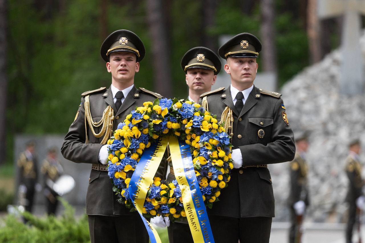 К мемориалу возложили цветы