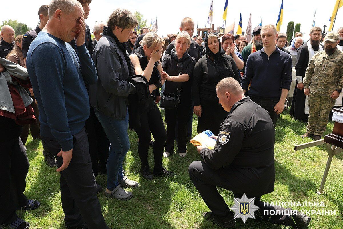 Сын и дочь остались без папы: в Хмельницкой области попрощались с полицейским, который погиб в результате вооруженного нападения. Фото