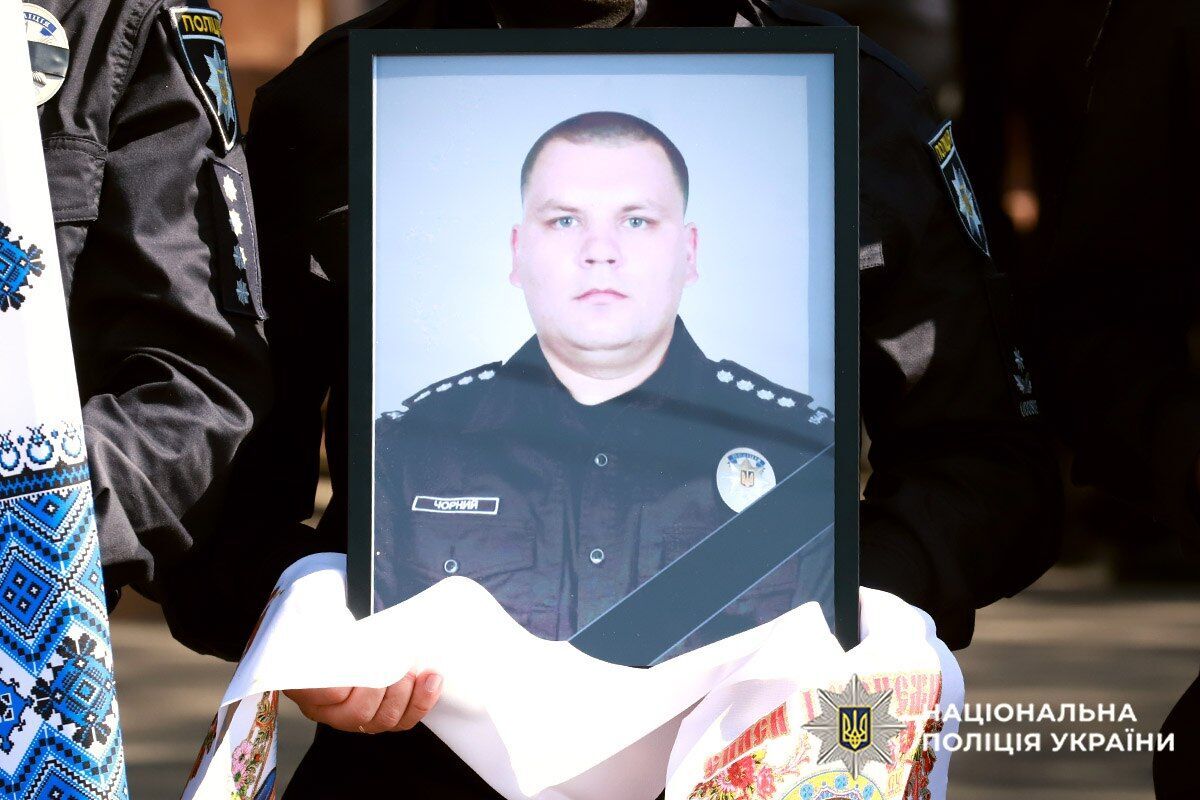 Сын и дочь остались без папы: в Хмельницкой области попрощались с полицейским, который погиб в результате вооруженного нападения. Фото