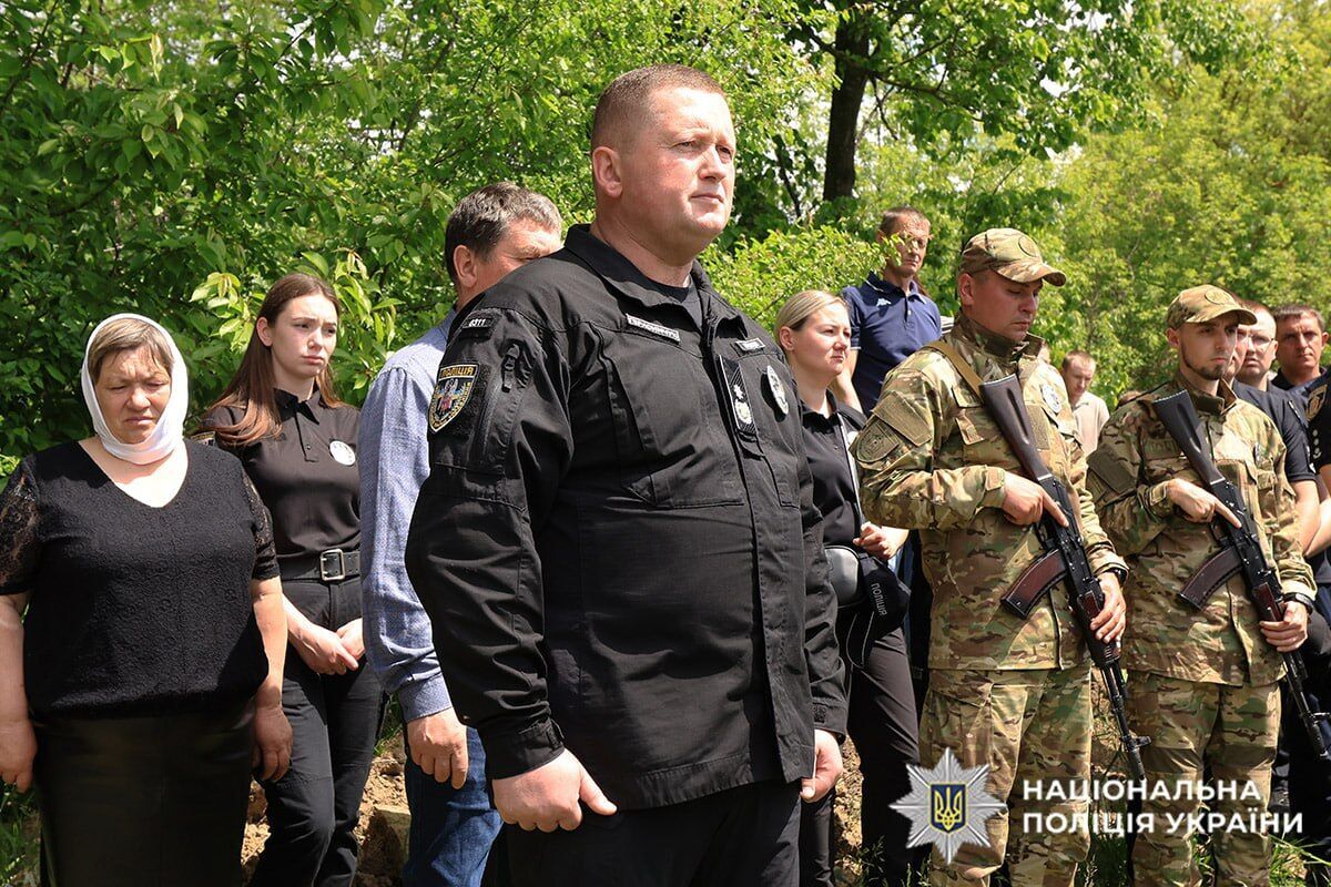 Сын и дочь остались без папы: в Хмельницкой области попрощались с полицейским, который погиб в результате вооруженного нападения. Фото