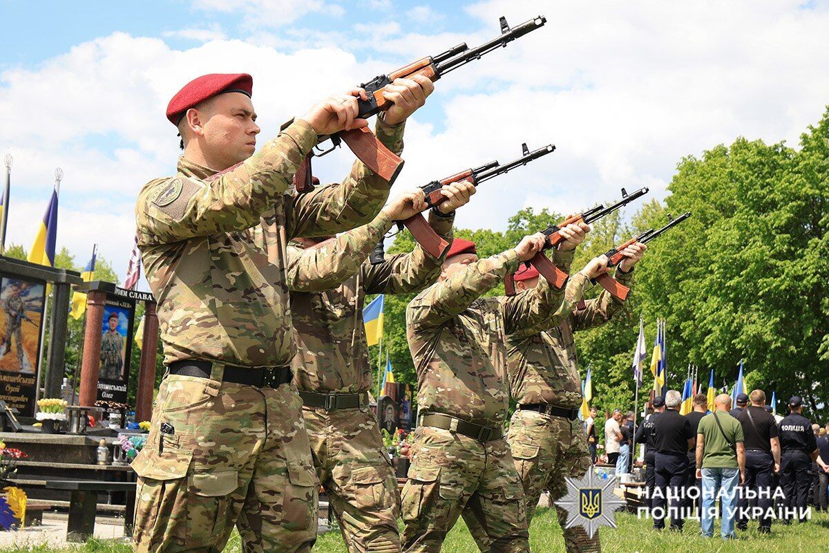 Сын и дочь остались без папы: в Хмельницкой области попрощались с полицейским, который погиб в результате вооруженного нападения. Фото