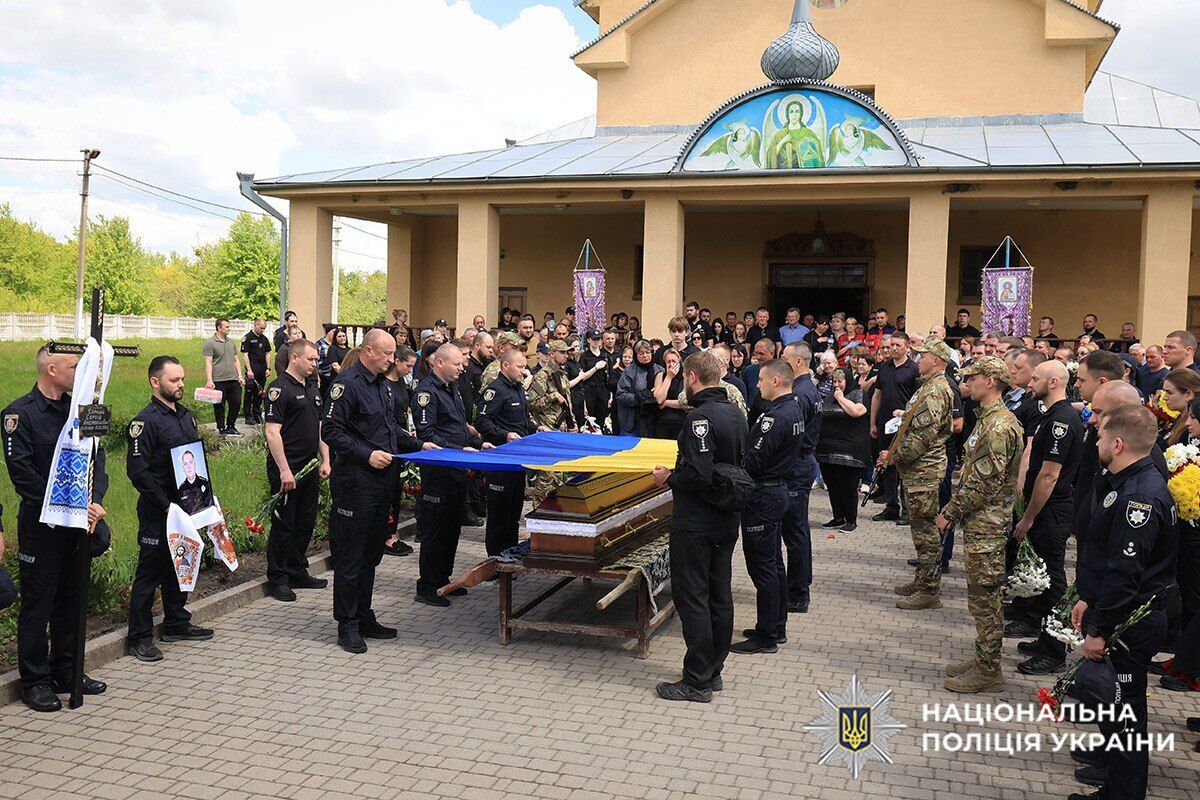 Сын и дочь остались без папы: в Хмельницкой области попрощались с полицейским, который погиб в результате вооруженного нападения. Фото