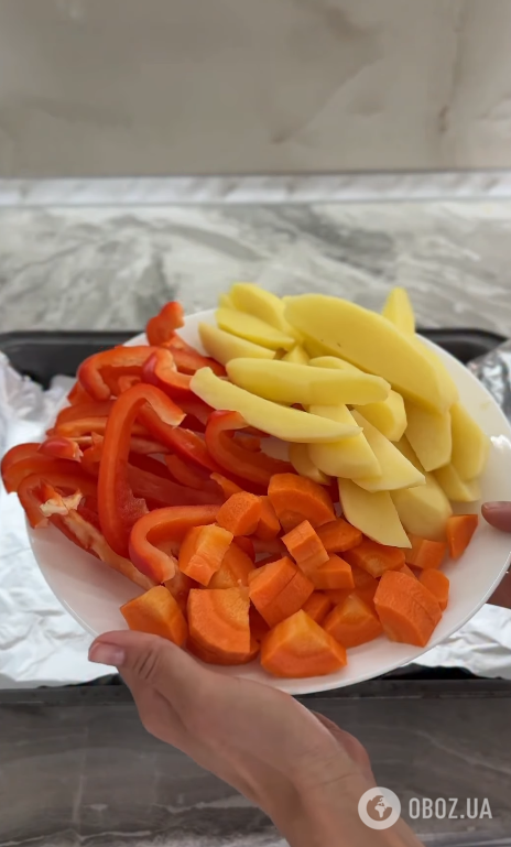 Как вкусно запечь картошку с курицей и овощами: получится очень сытно