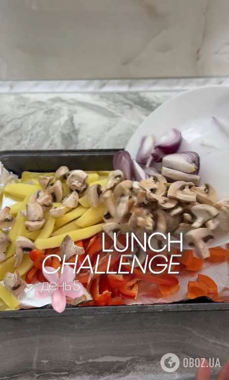 Как вкусно запечь картошку с курицей и овощами: получится очень сытно