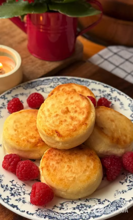 Как приготовить вкусные сырники с шоколадом: дети точно оценят