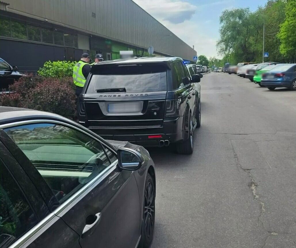 Водители BMW и Range Rover устраивали "гонки" в центре Киева и нарушали ПДД: как их наказали. Видео