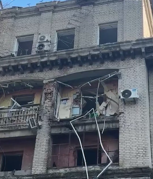 "Чоловіка ледь не винесло вибуховою хвилею": мешканка Дніпра розповіла про російську атаку. Відео
