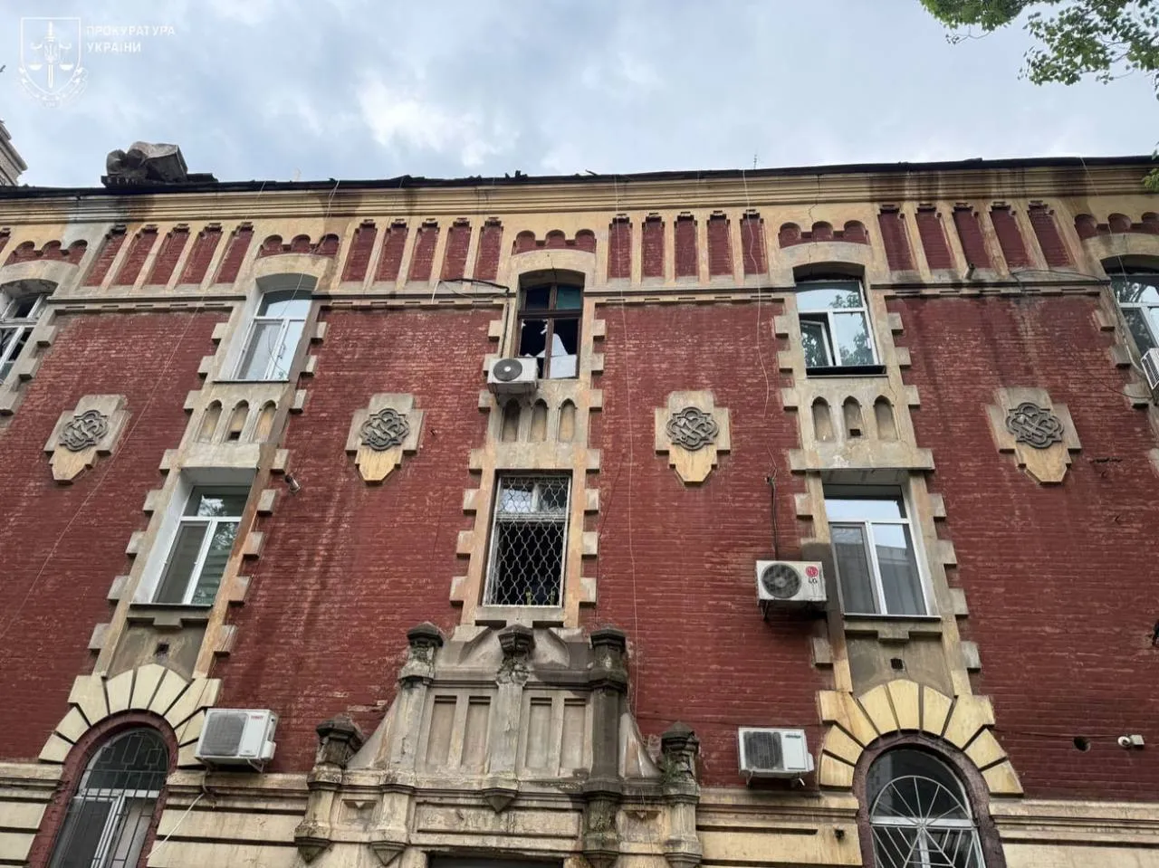 Окупанти атакували Одесу: пошкоджено будинки, є постраждалі. Фото та відео