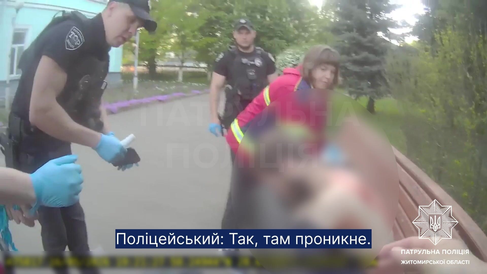 Порезал двух прохожих и бежал по улице с ножом: в Житомире патрульные задержали нападавшего, который находился в СВЧ