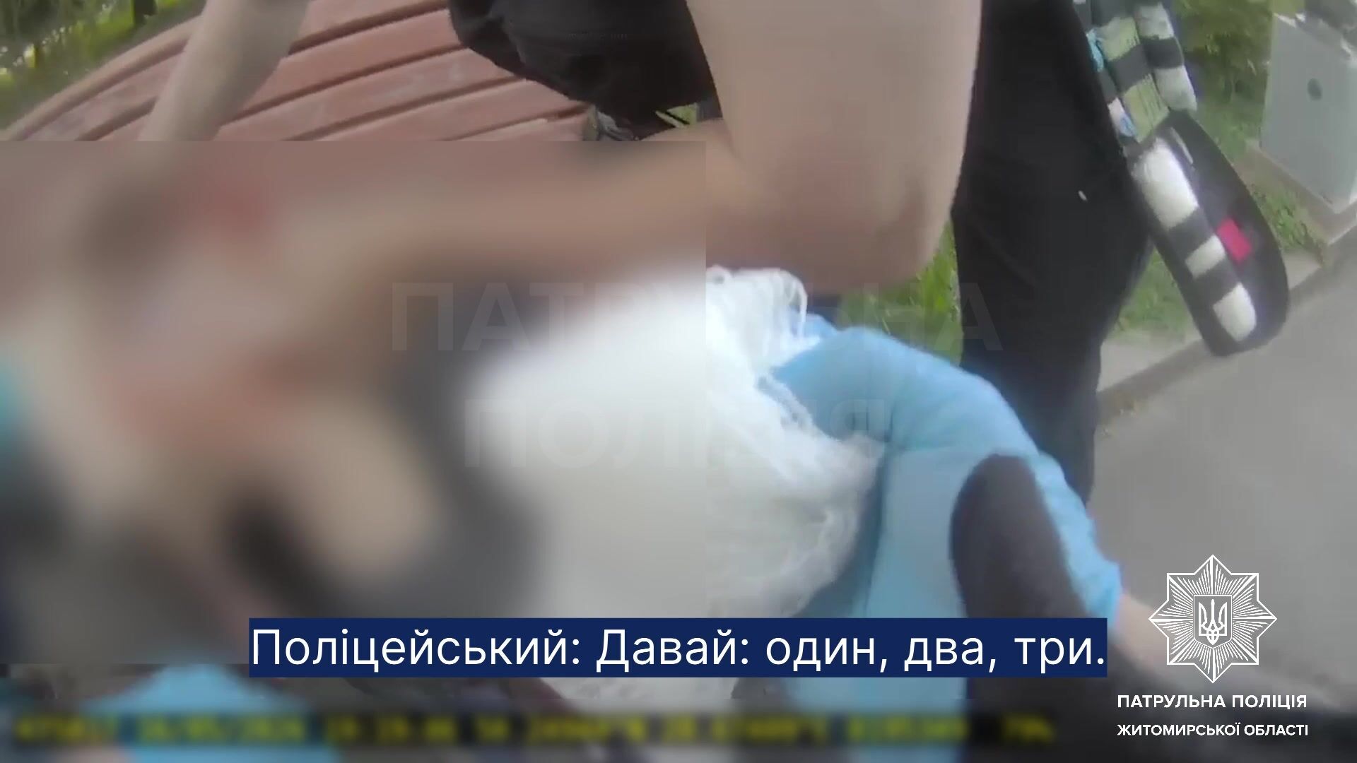 Порезал двух прохожих и бежал по улице с ножом: в Житомире патрульные задержали нападавшего, который находился в СВЧ