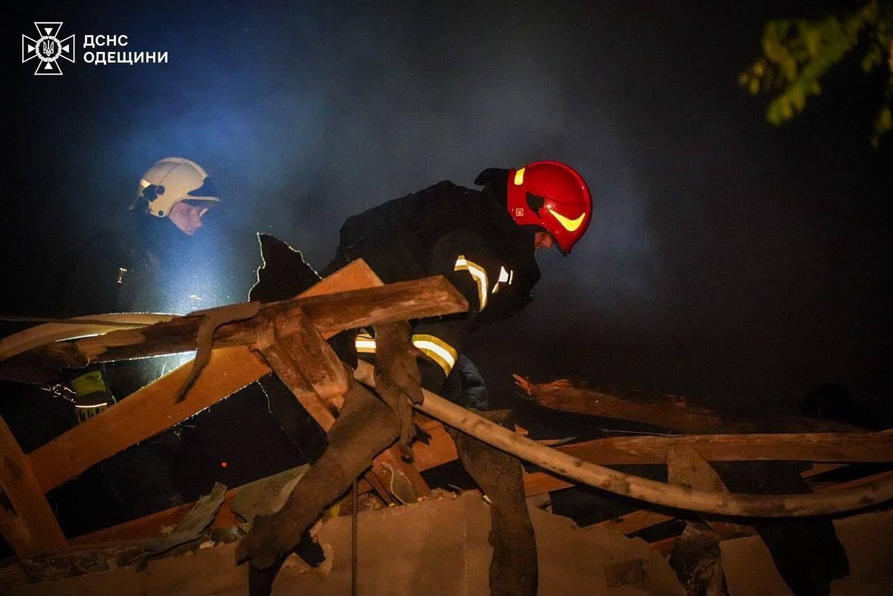 Окупанти атакували Одесу: пошкоджено будинки, є постраждалі. Фото та відео