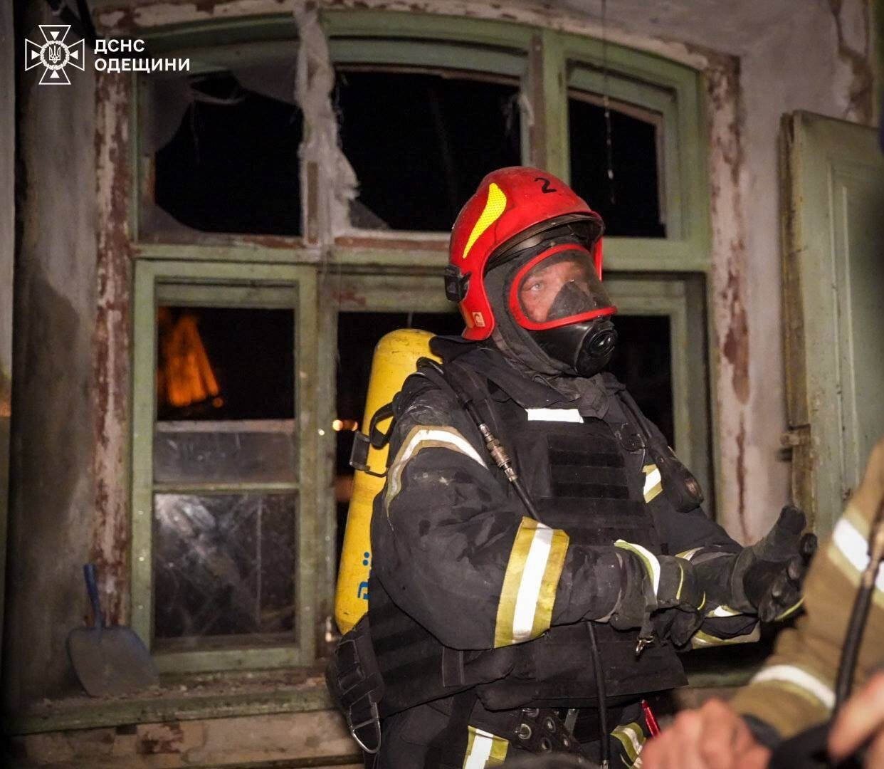 Окупанти атакували Одесу: пошкоджено будинки, є постраждалі. Фото та відео