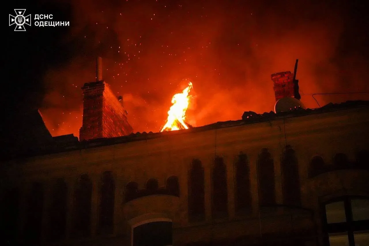 Окупанти атакували Одесу: пошкоджено будинки, є постраждалі. Фото та відео