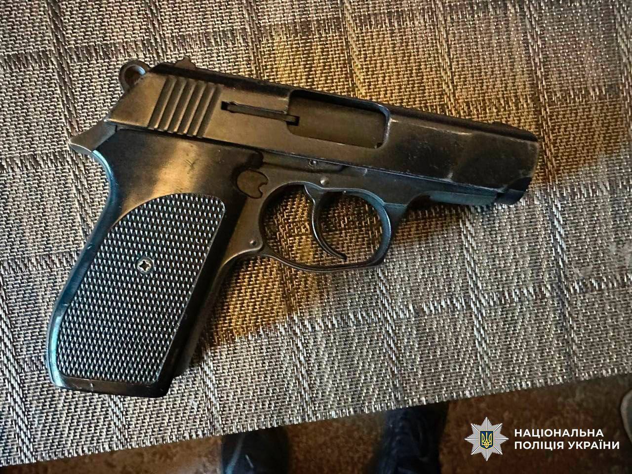 В Киеве женщина из-за замечания устроила стрельбу во дворе дома: есть раненый. Подробности и фото