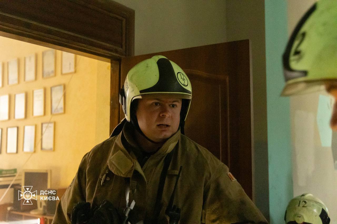 У центрі Києва на Печерську сталась пожежа в одному з ліцеїв. Подробиці, фото та відео