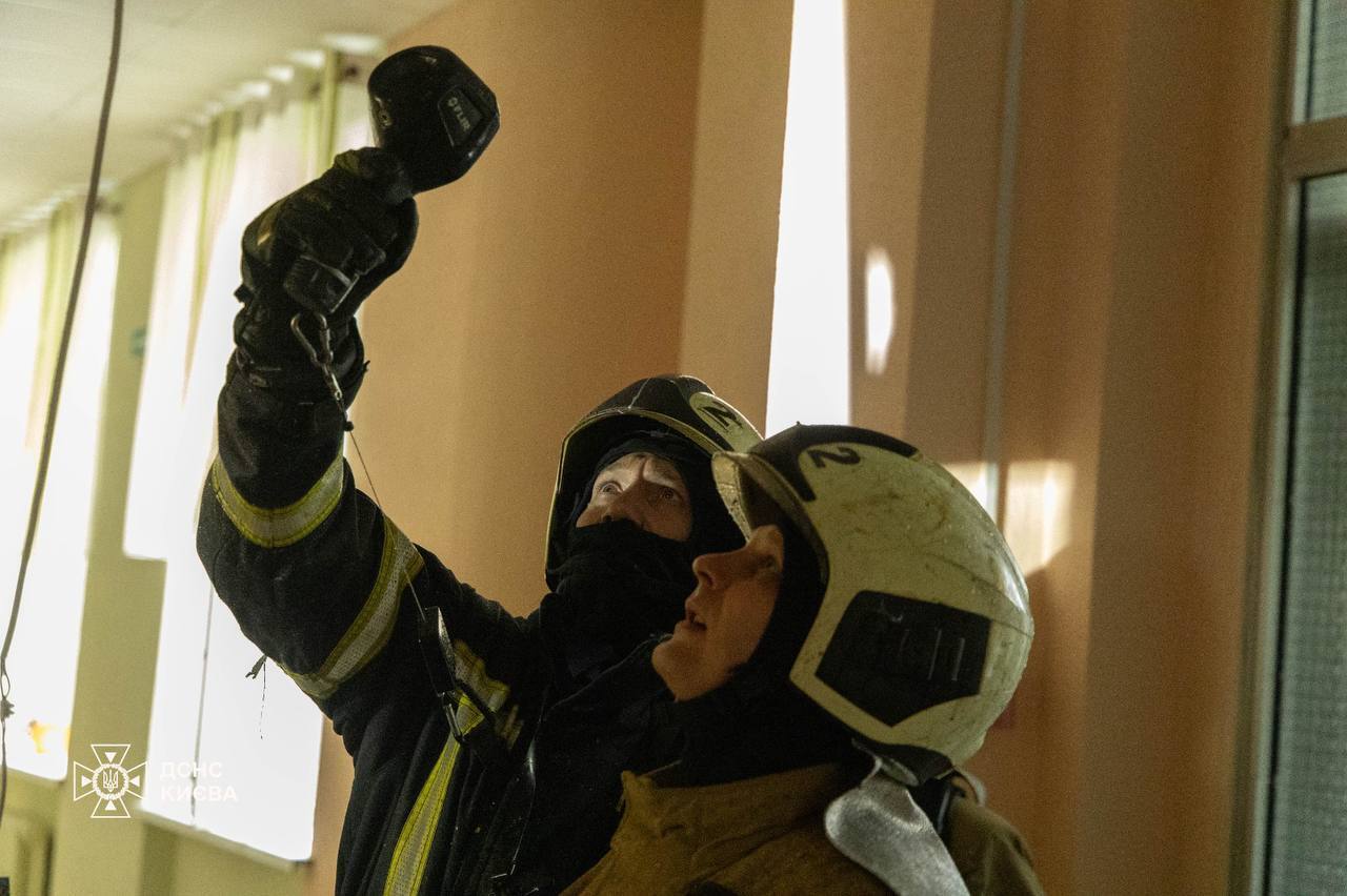 У центрі Києва на Печерську сталась пожежа в одному з ліцеїв. Подробиці, фото та відео