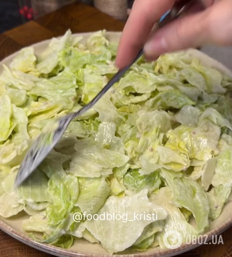 Салат "Цезарь" с куриным филе и яйцами: чем заправить