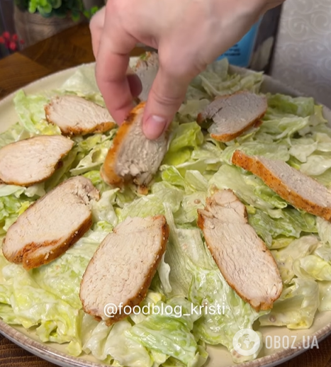 Салат "Цезарь" с куриным филе и яйцами: чем заправить