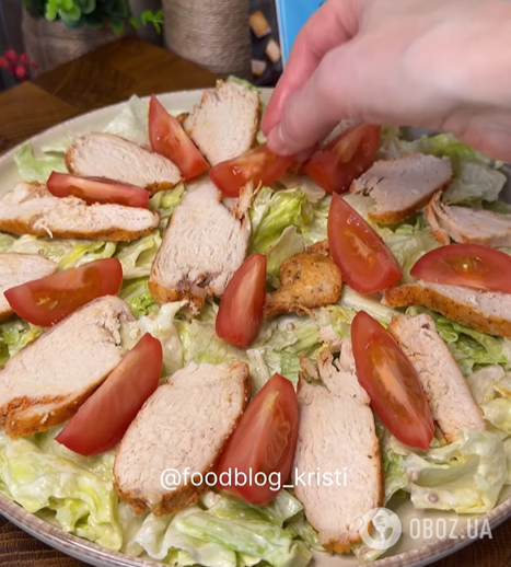Салат "Цезарь" с куриным филе и яйцами: чем заправить