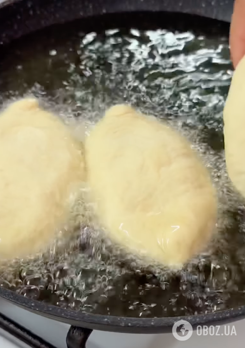 Жареные, но не жирные пирожки на пышном тесте: делимся рецептом вкусного блюда