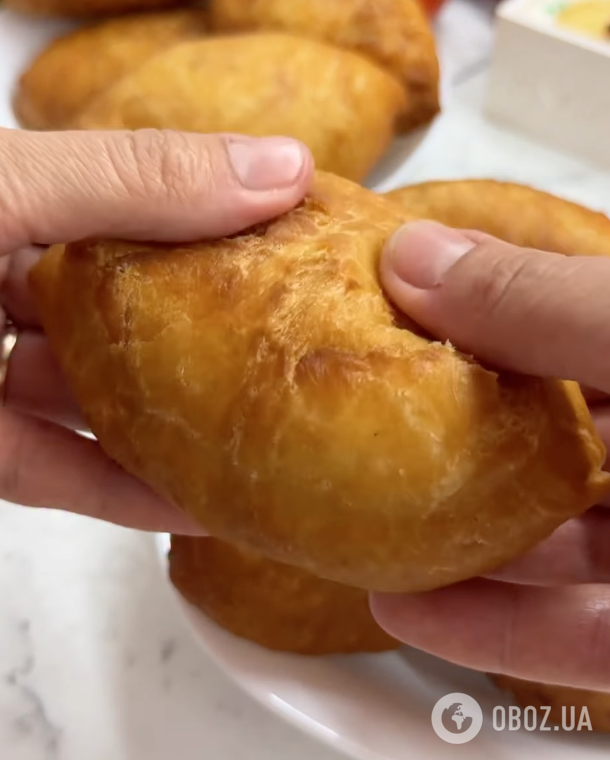 Жареные, но не жирные пирожки на пышном тесте: делимся рецептом вкусного блюда