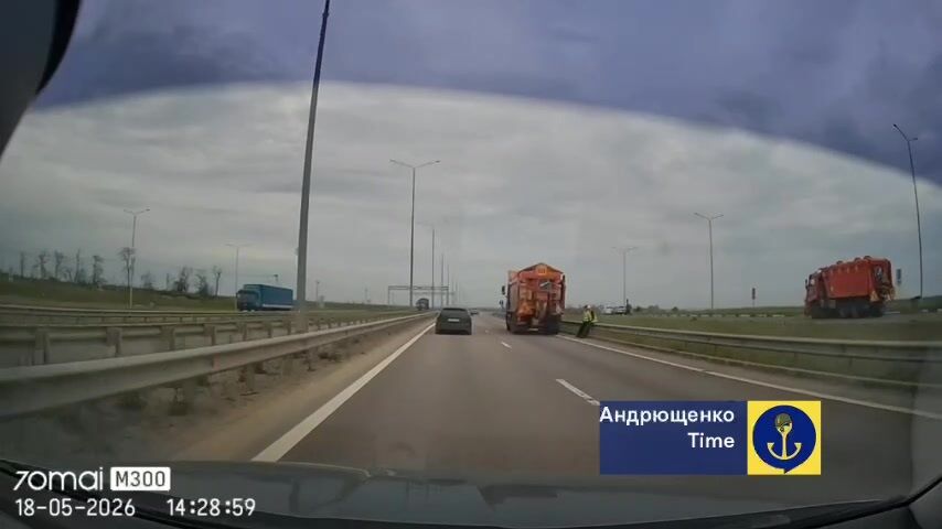 Оккупанты маскируют военный транспорт в Мариуполе под гражданский: появились подробности. Фото и видео