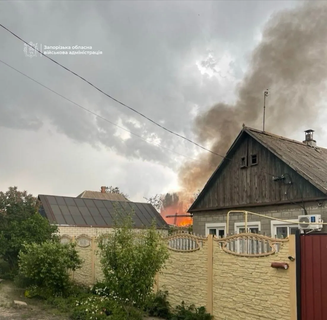 Росія вдарила по Запоріжжю: пошкоджені будинки і промисловий об'єкт. Фото