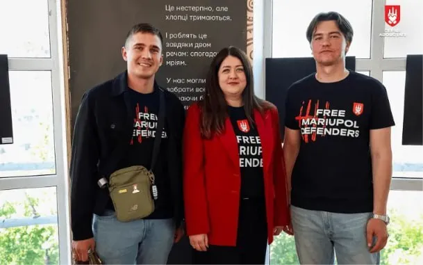 Мистецтво після полону: захисник Маріуполя представив виставку "Загартовано/Закарбовано"