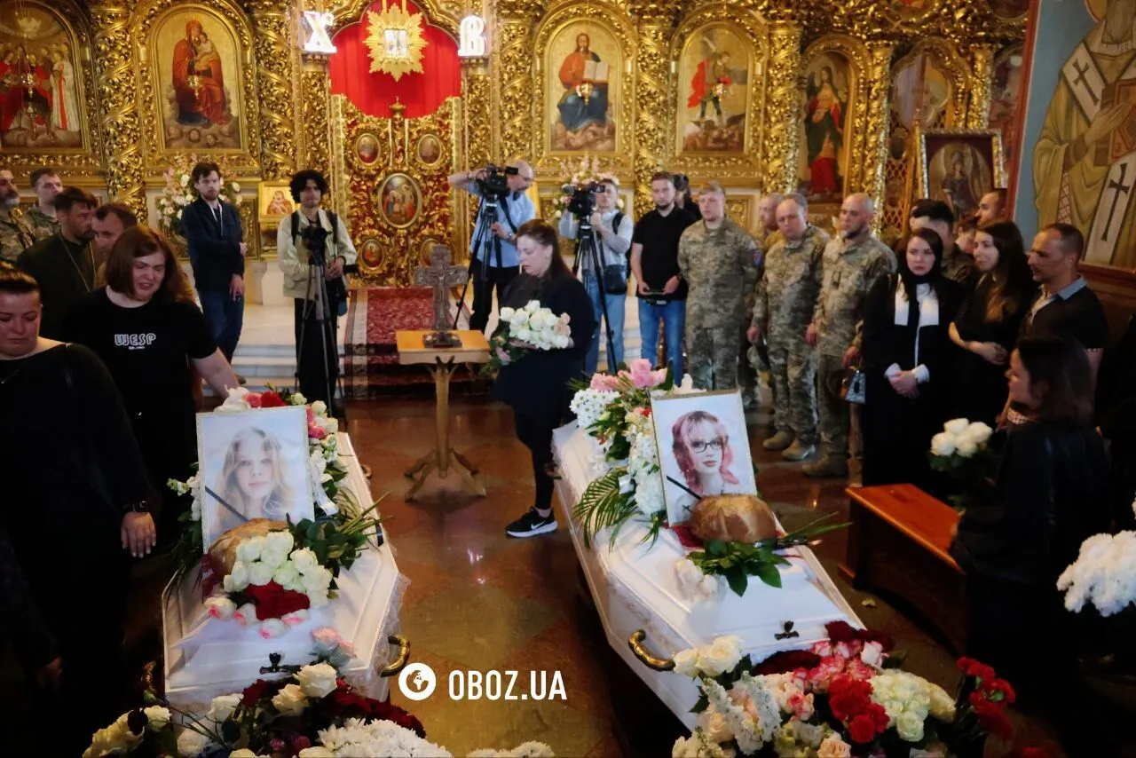 Их убила Россия: в Киеве попрощались с двумя сестрами, которые погибли в результате удара 14 мая. Фото и видео