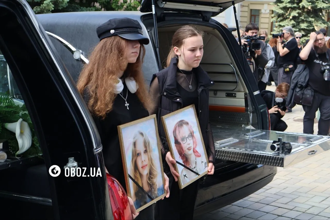 Их убила Россия: в Киеве попрощались с двумя сестрами, которые погибли в результате удара 14 мая. Фото и видео