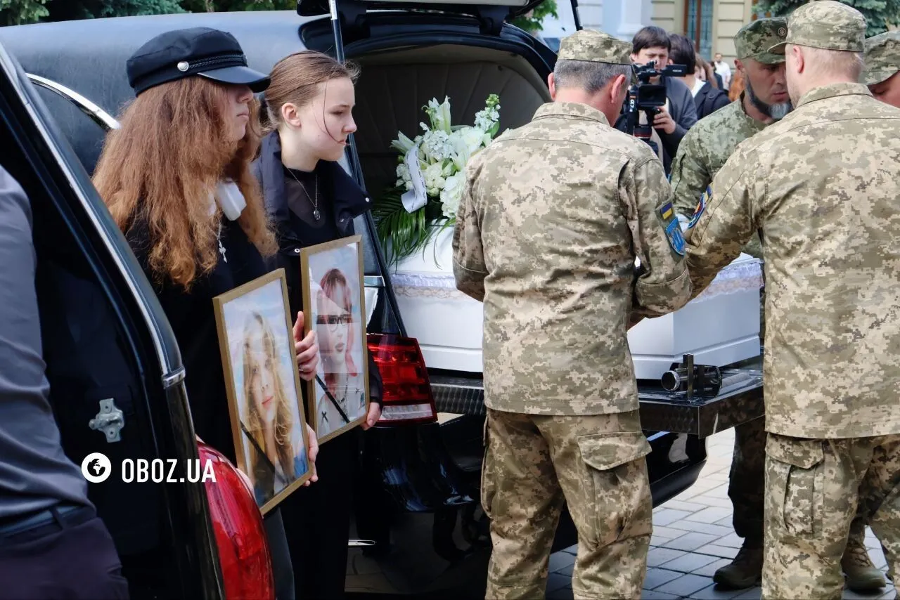 Их убила Россия: в Киеве попрощались с двумя сестрами, которые погибли в результате удара 14 мая. Фото и видео