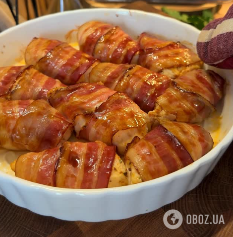 Сочные куриные рулетики в беконе: мясо получится очень сочным