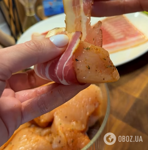 Сочные куриные рулетики в беконе: мясо получится очень сочным