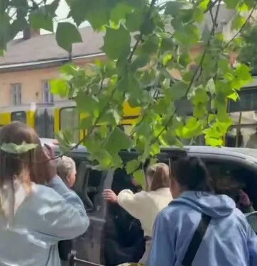 Во Львове толпа напала на машину ТЦК и силой вытащили мужчину: подробности