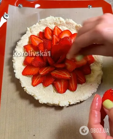 Вкусная домашняя галета с клубникой: как приготовить сезонный десерт к чаю