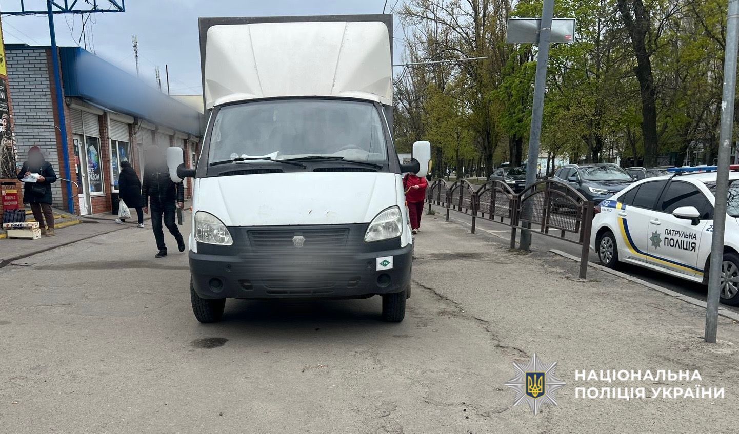 На Київщині вантажівка на тротуарі збила пенсіонера. Подробиці ДТП та фото