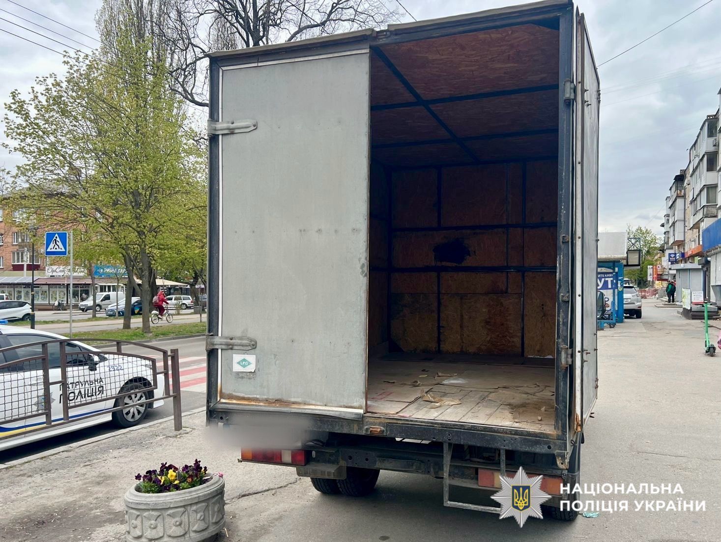На Київщині вантажівка на тротуарі збила пенсіонера. Подробиці ДТП та фото