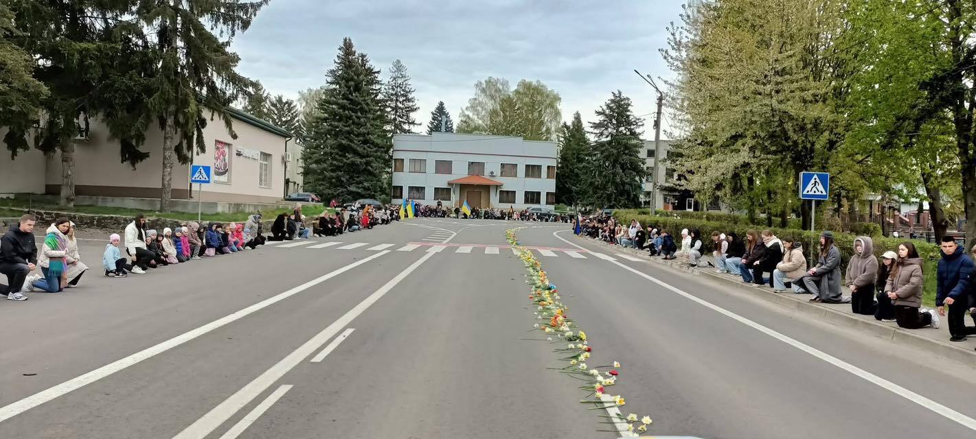 Зворушливо до сліз: на Волині лелека прилетів на похорон Героя. Відео