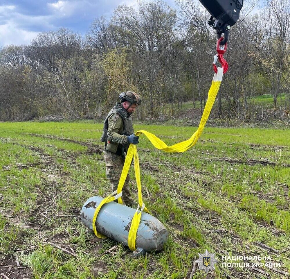 На Кіровоградщині знешкодили 400-кілограмові нерозірвані бойові частини ворожої ракети. Фото