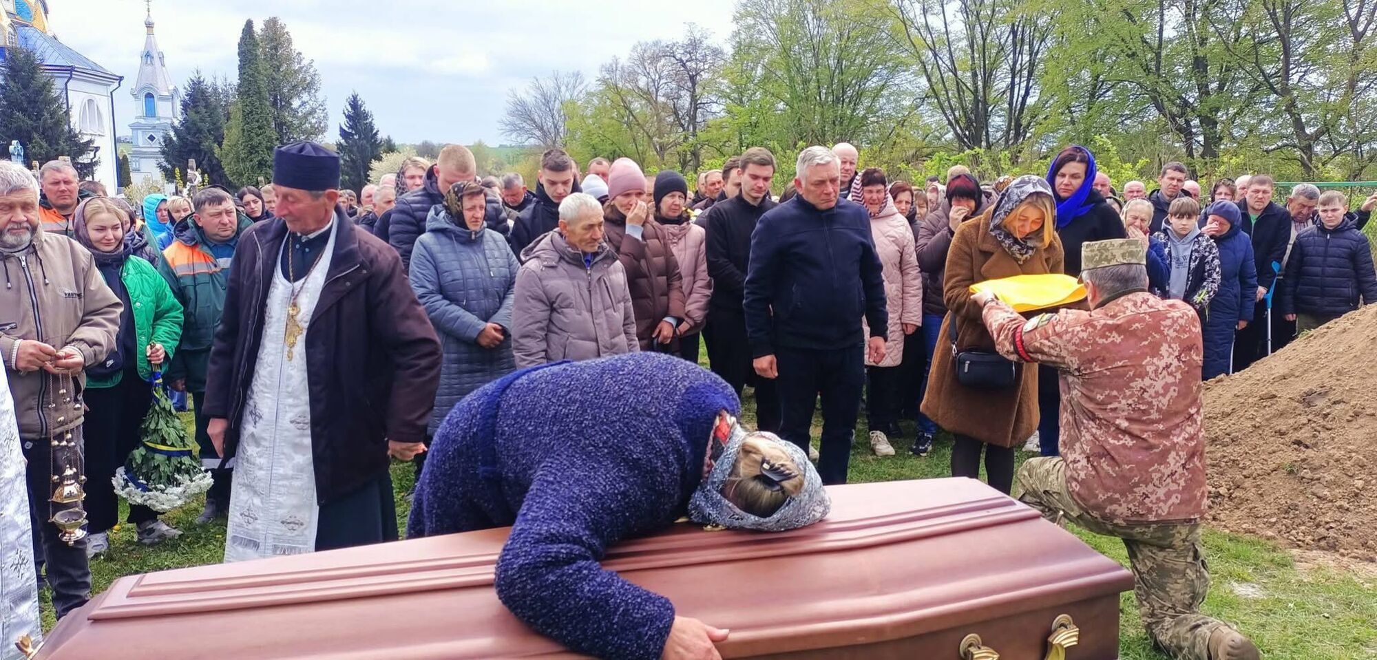 Зворушливо до сліз: на Волині лелека прилетів на похорон Героя. Відео