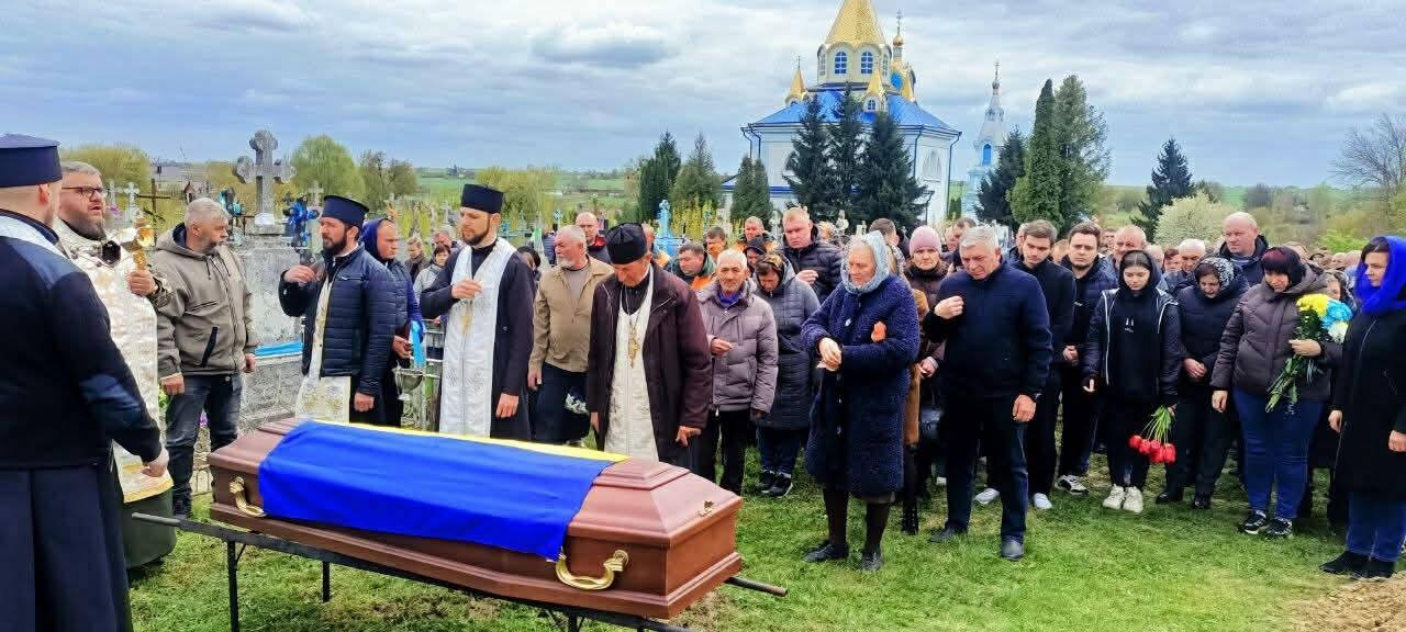 Зворушливо до сліз: на Волині лелека прилетів на похорон Героя. Відео
