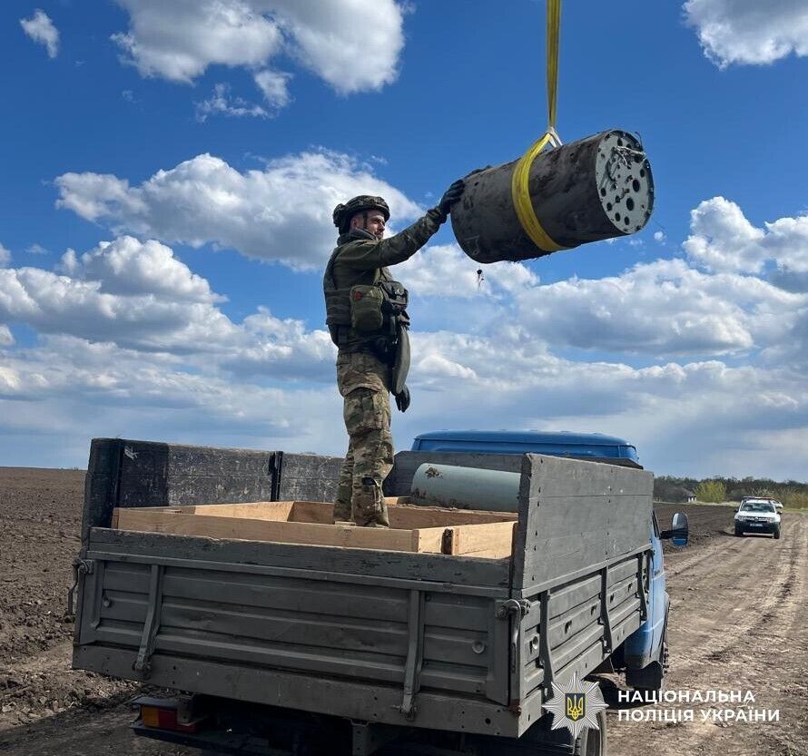 На Кіровоградщині знешкодили 400-кілограмові нерозірвані бойові частини ворожої ракети. Фото