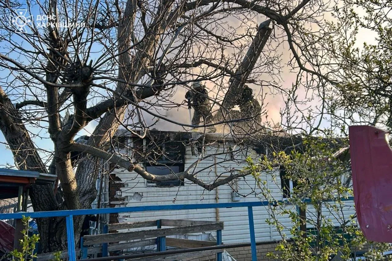 Вражеские дроны массированно атаковали АЗС в Харькове: шесть пострадавших, повреждено здание. Фото