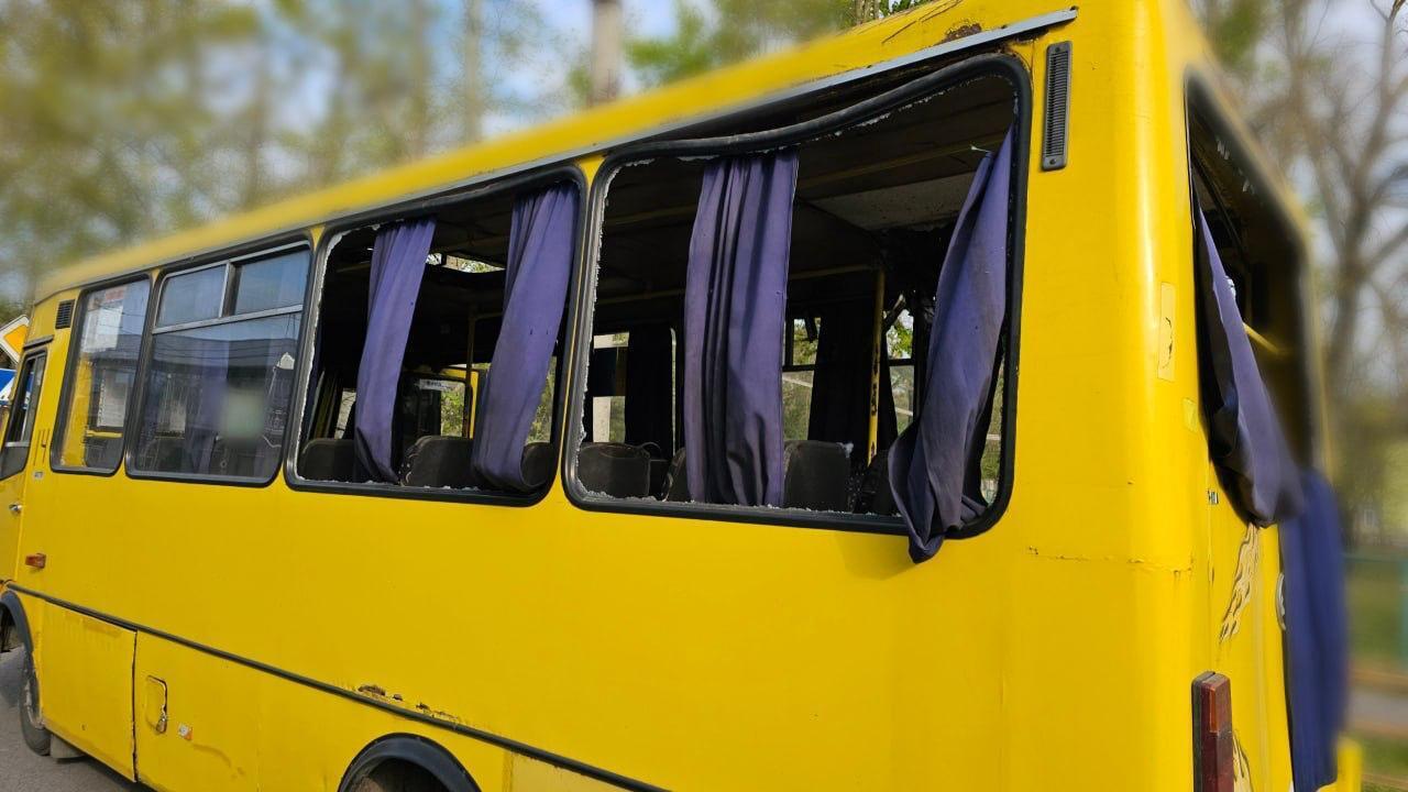Росіяни атакували дроном маршрутку в Херсоні: двоє людей загинули, багато поранених. Фото