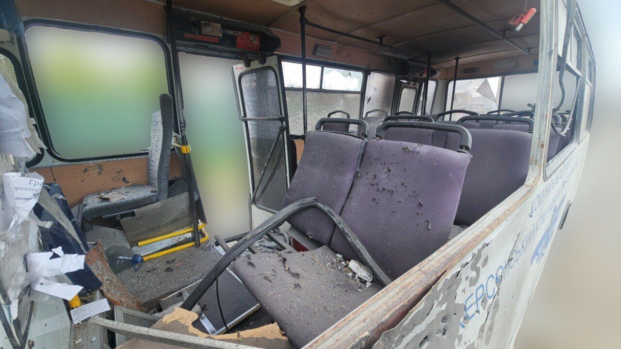 Россияне дважды в день атаковали дронами маршрутки в Херсоне: два человека погибли, много раненых. Фото