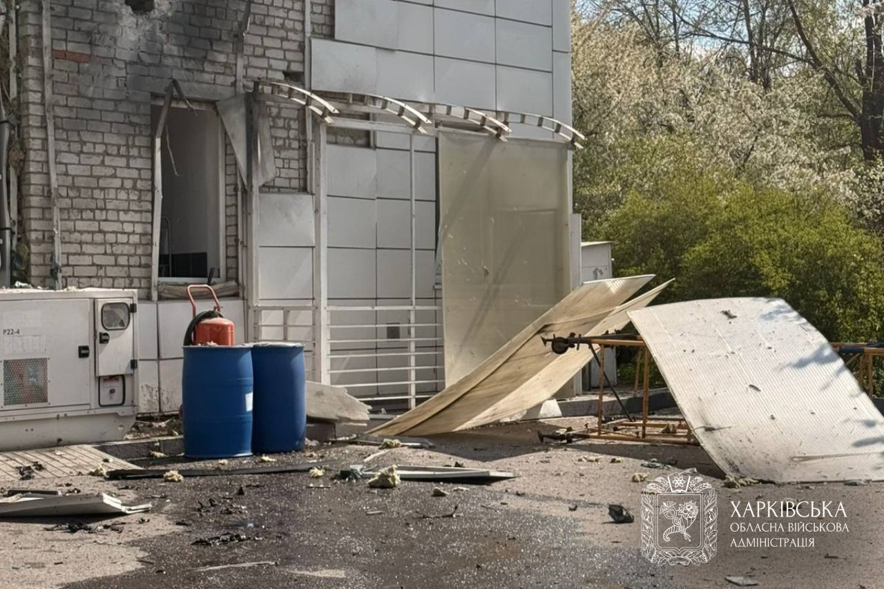 Вражеские дроны массированно атаковали АЗС в Харькове: шесть пострадавших, повреждено здание. Фото