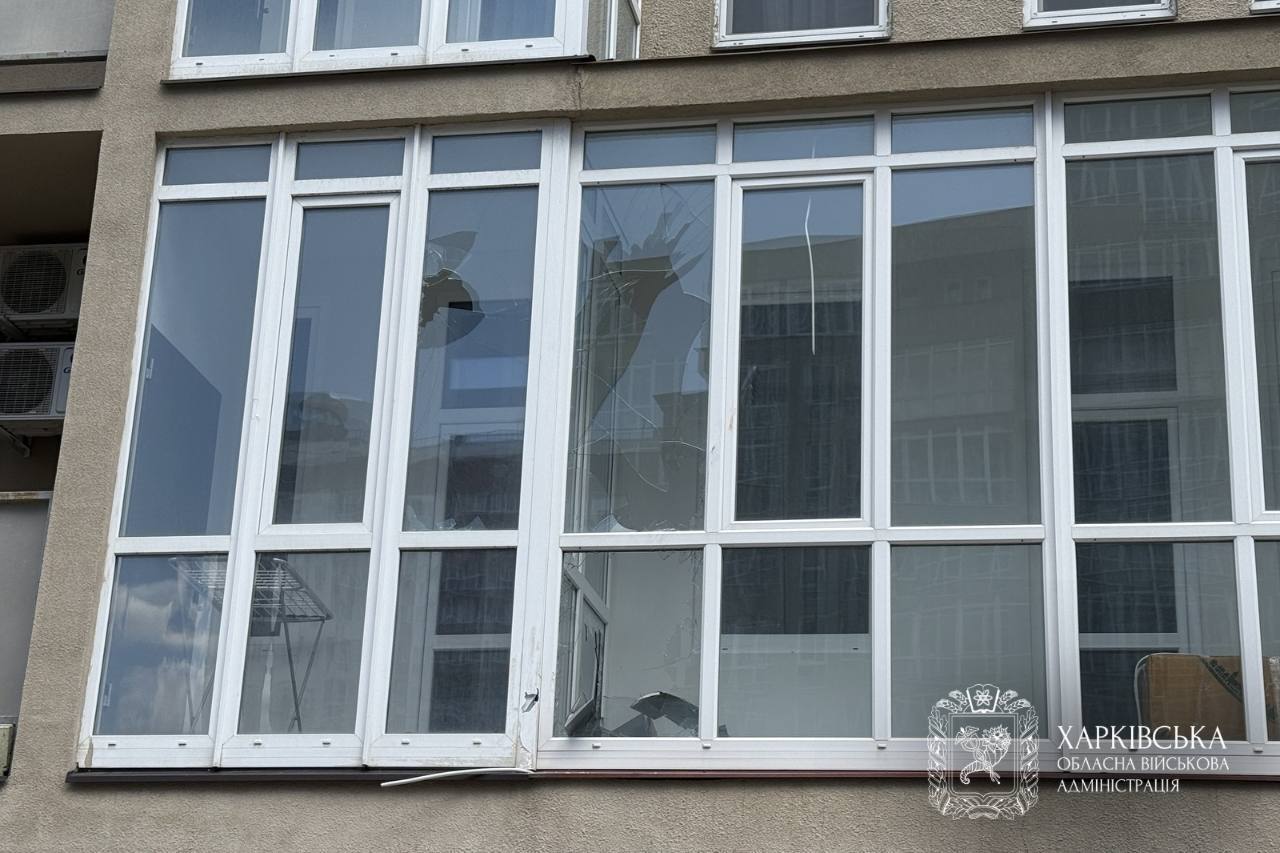 Вражеские дроны массированно атаковали АЗС в Харькове: шесть пострадавших, повреждено здание. Фото
