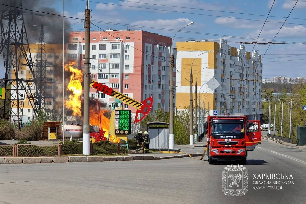 Вражеские дроны массированно атаковали АЗС в Харькове: шесть пострадавших, повреждено здание. Фото